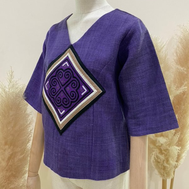 เสื้อคอวีปักลวดลาย